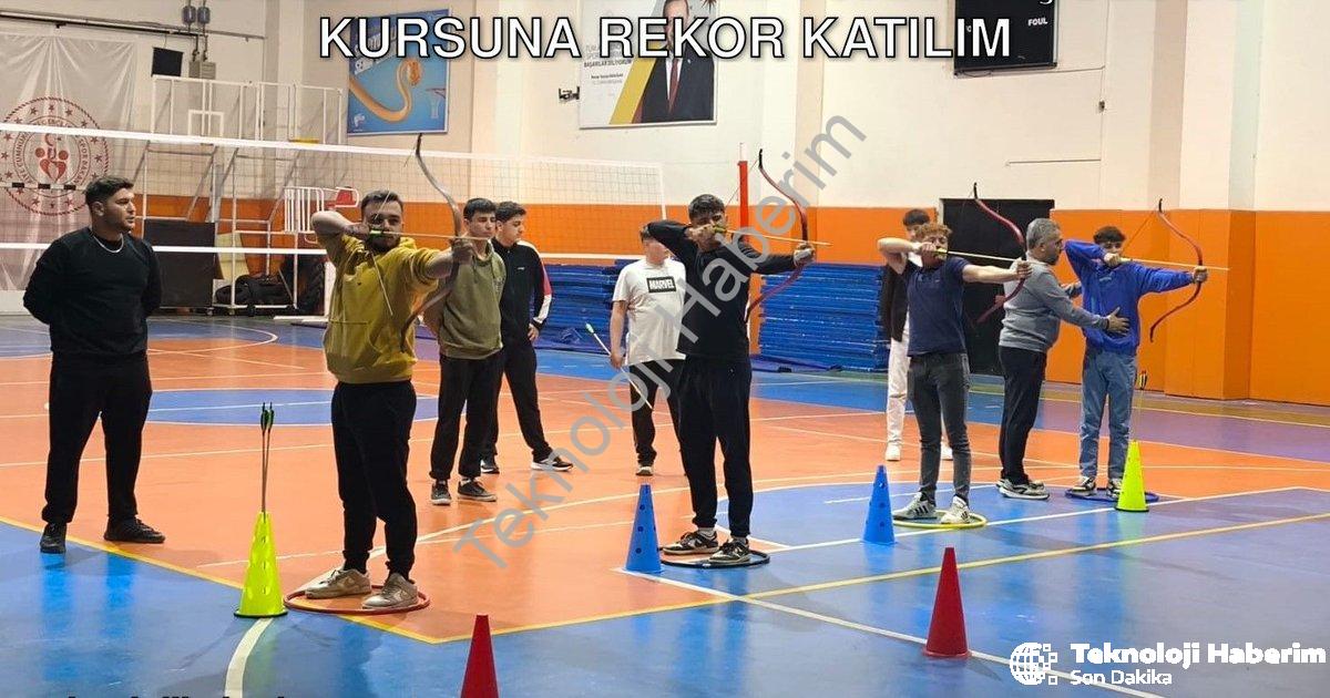 "Sarıgöl'de Geleneksel Türk Okçuluğu Kursuna Rekor Katılım" başlıklı haber için fotorealistik, profe